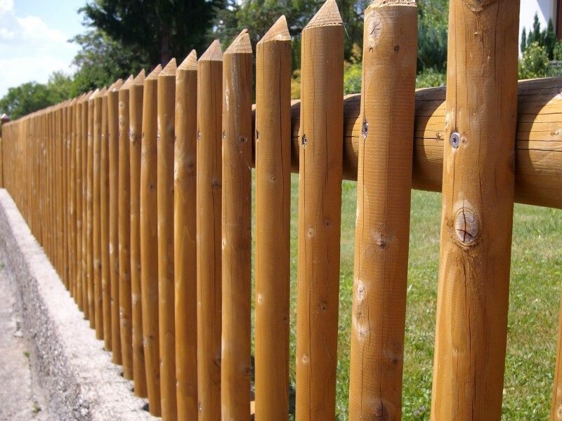 Необычный деревянный забор из дров фото