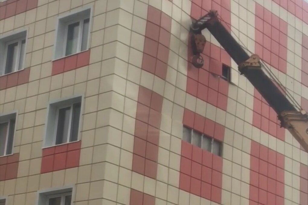 Дом в Салехарде, который от ветра подпирают краном