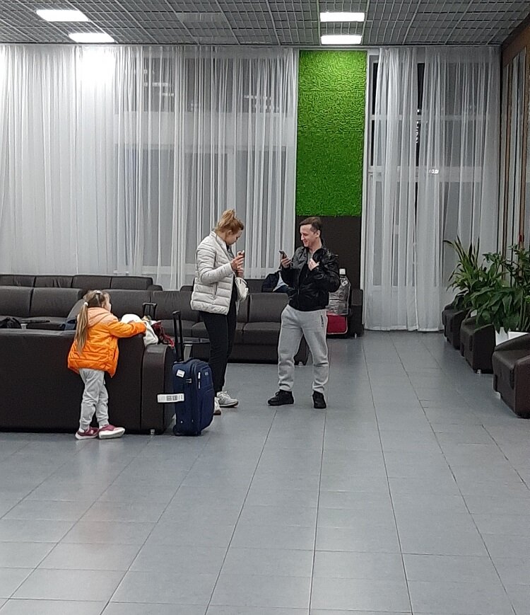 нас встречают