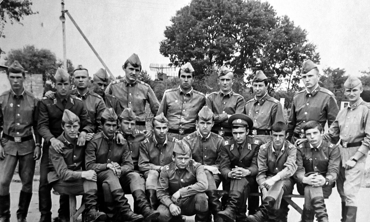 1977 год. В нашем взводе служило 17 русских, 7 украинцев, 4 белоруса и по одному казаху, узбеку, немцу и венгру... Фото из личного архива автора.