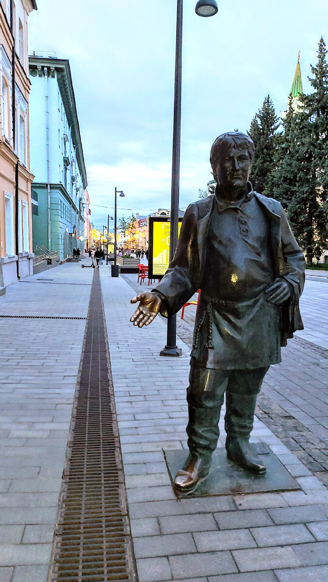 В Нижнем Новгороде, в самом центре, на Покровке, пропала бабушка. Видите этого полового? Все происходит рядом с ним, в доме слева. Будете гулять по этой пешеходной улице, обязательно обратите внимание на дом 35... А также почитайте иронический детектив Георгия и Ольги Арси "Переполох на Большой Покровской, или найдите бабушку"