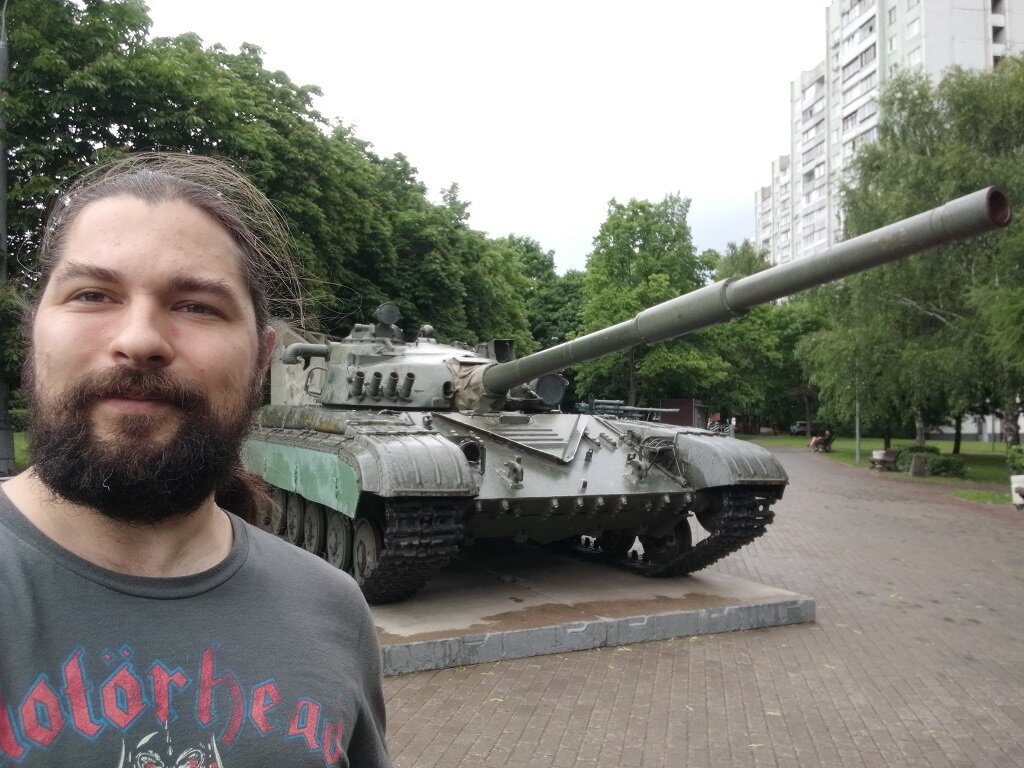Автор на фоне Т-64(А?)(Б?)