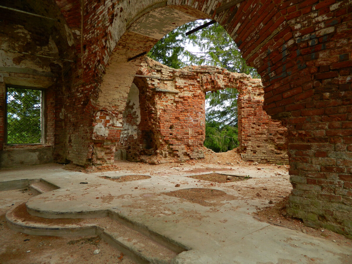  Церковь построила графиня Орлова-Чесменская. За строительные работы отвечали Сортавальские купцы Павел и Иван. Храм понес большие разрушения во время войны и в таком виде дошел до наших дней. 