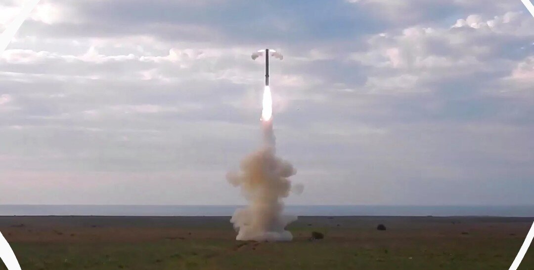 ВС России сверхзвуковыми крылатыми ракетами "Оникс" уничтожают ангары с иностранными вооружениями в Одессе. Кадр видео.