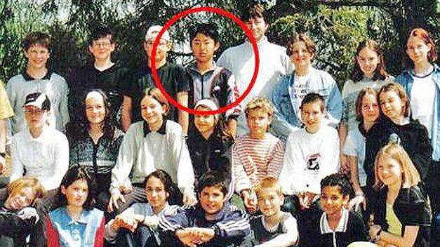 Ким Чен Ын (под псевдонимом Пак Ун.) на групповом снимке. 