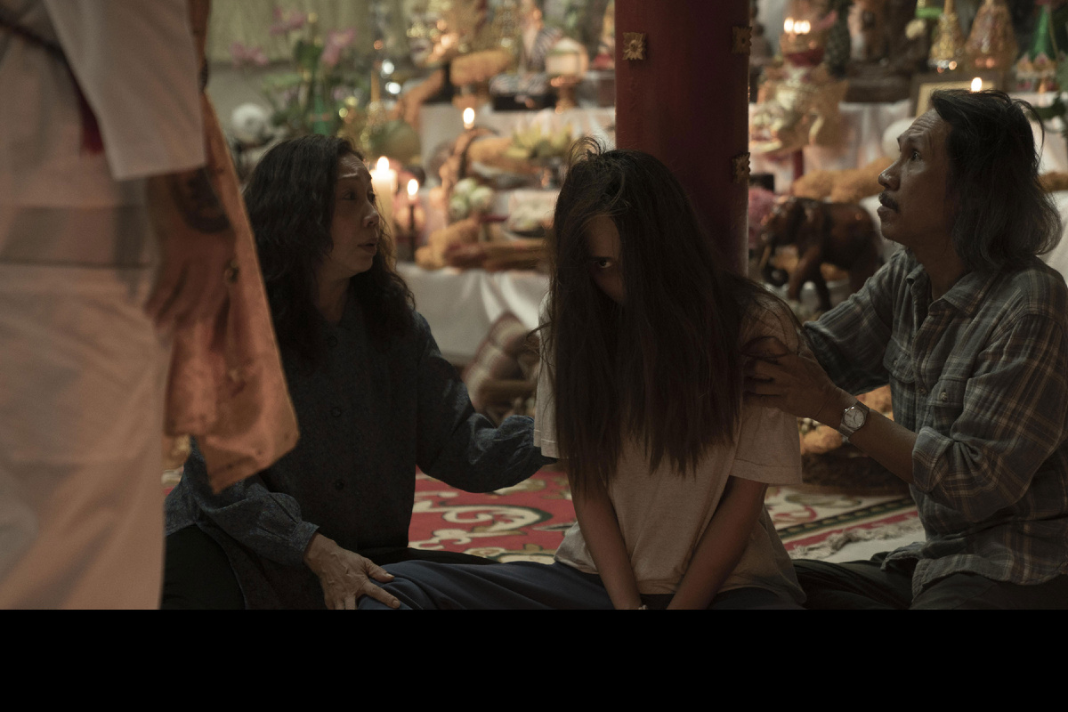 Обложка: постер фильма «Паранормальные явления. Медиум»