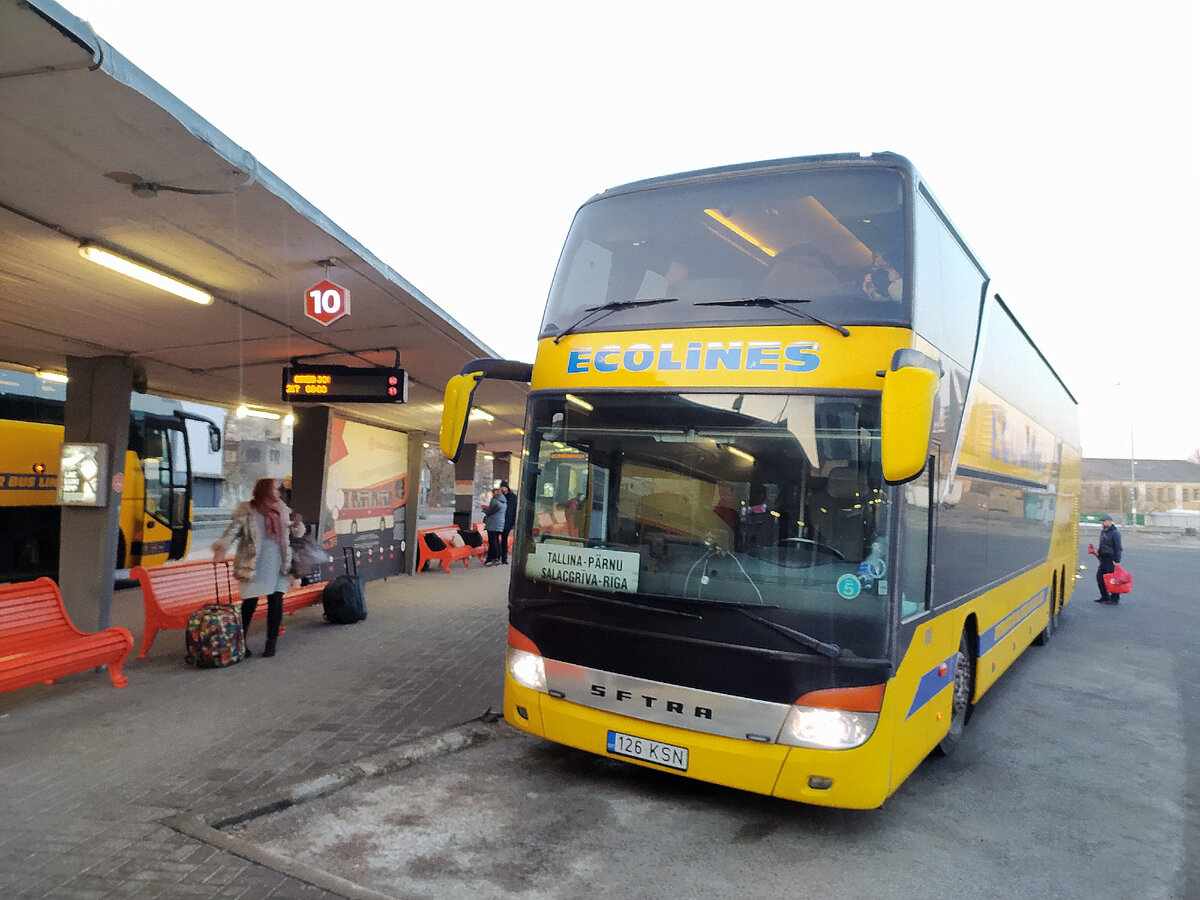 Комфортабельная двухэтажная Setra на автовокзале Таллина