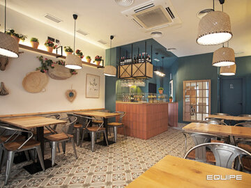 Дизайн кафе «Maximum» в стиле ретро с напольной плиткой под дерево