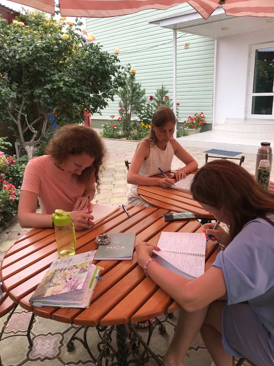 Письменное задание, идёт активная работа на территории, где мы жили. 