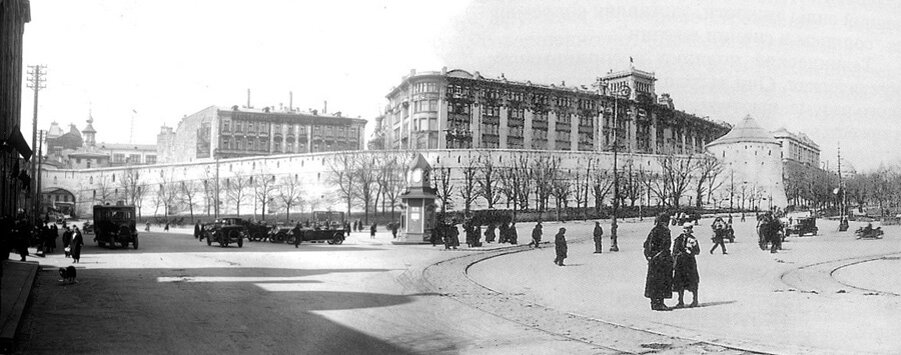 Несохранившийся отрезок Китайгородской стены вдоль Старой площади. Китай-город — за стеной.