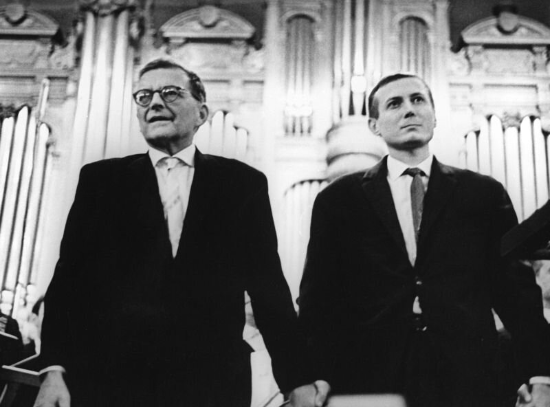 Евгений Евтушенко и Дмитрий Шостакович после премьеры 13й симфонии. Фото из Яндекса