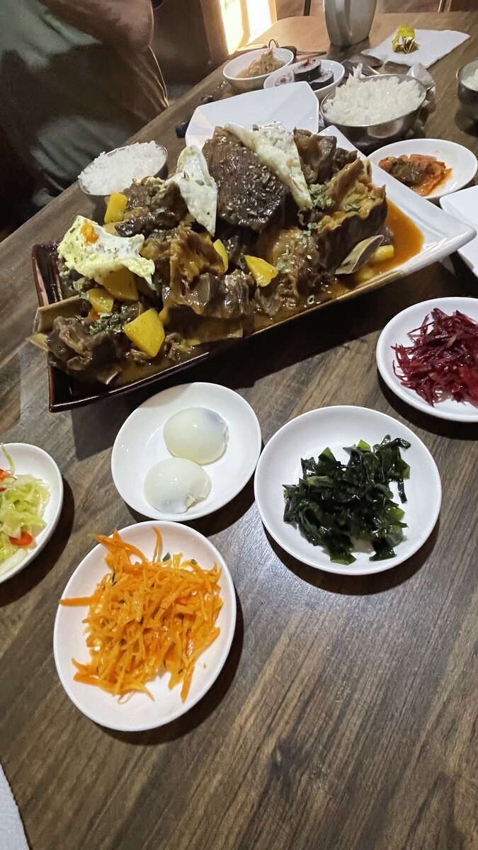 Это одна монгольская порция еды. Целый тазик мяса.