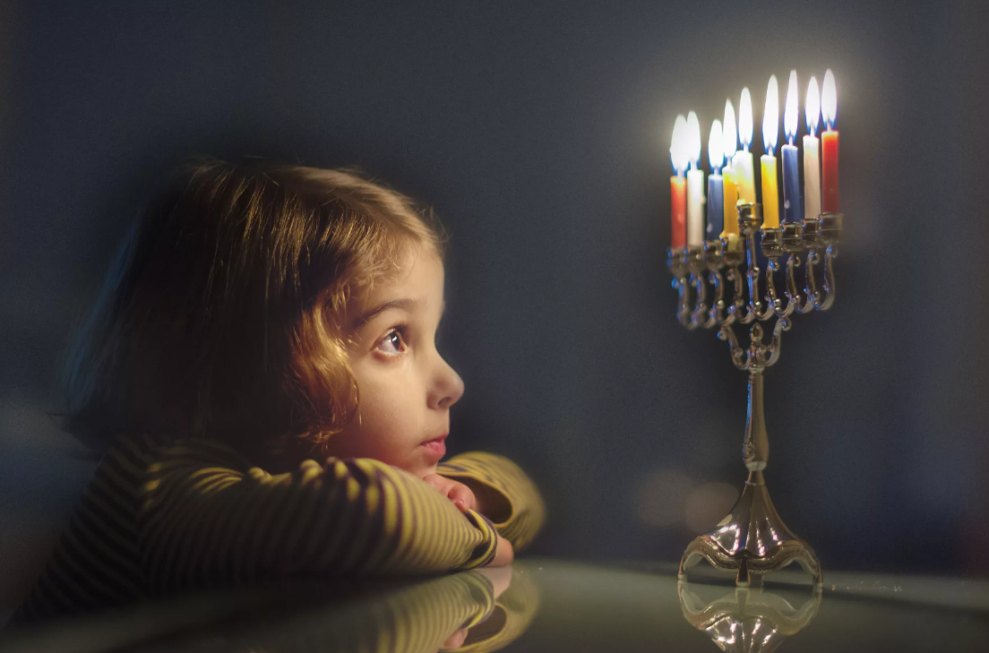 еврейский праздник ханука. как зажигать свечи на хануку. ханука цветные свечи. счастливой хануки. ханука ханукия.