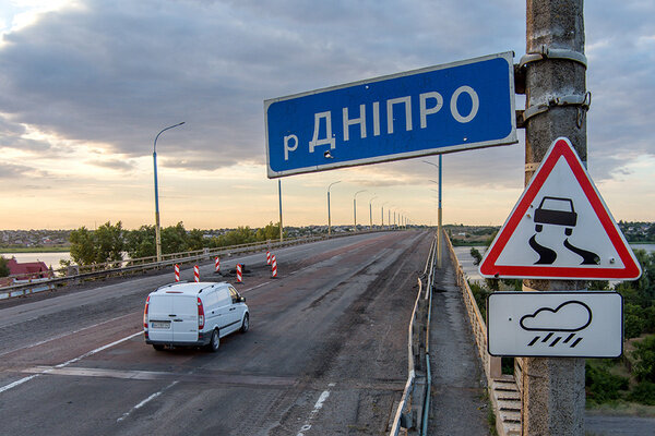 Автомобильно-пешеходный Антоновский мост в Херсоне через Днепр, соединяющий Херсон с Левобережьем. Вооружённые силы Украины нанесли ракетный удар по мосту из американских реактивных систем залпового огня HIMARS. Фото © ТАСС / Сергей Бобылев