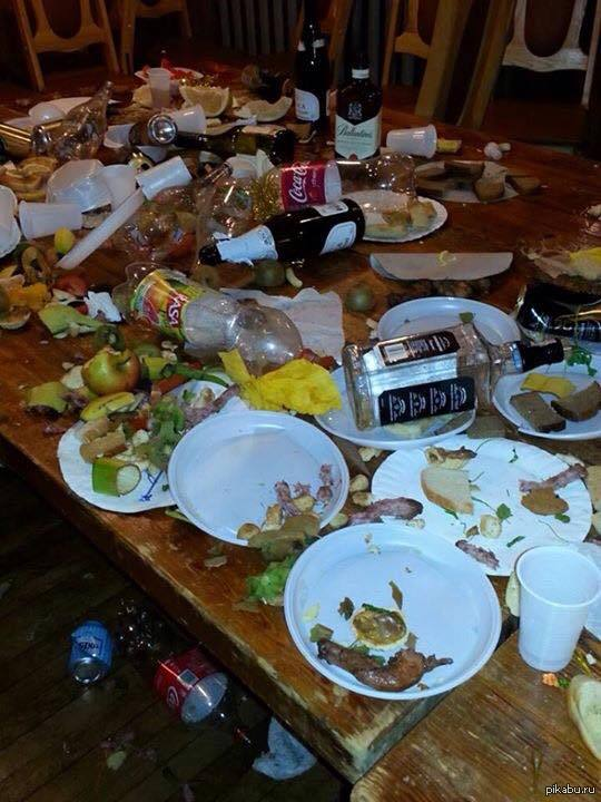 Стол после вечеринки