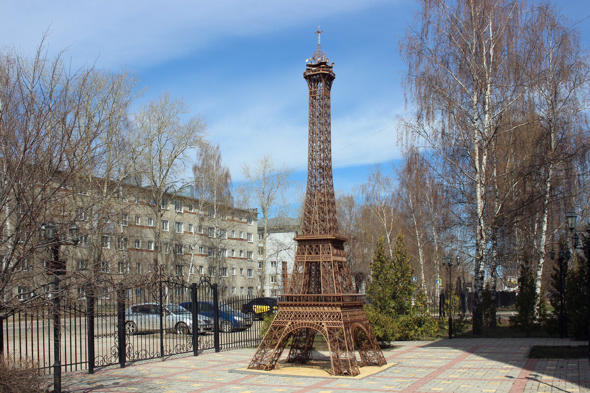 Разводной Тауэрский мост и Эйфелева башня в г. Арзамас. Чудеса техники во  дворе Арзамасского коммерческо-технического техникума | Олег Еверзов | Дзен