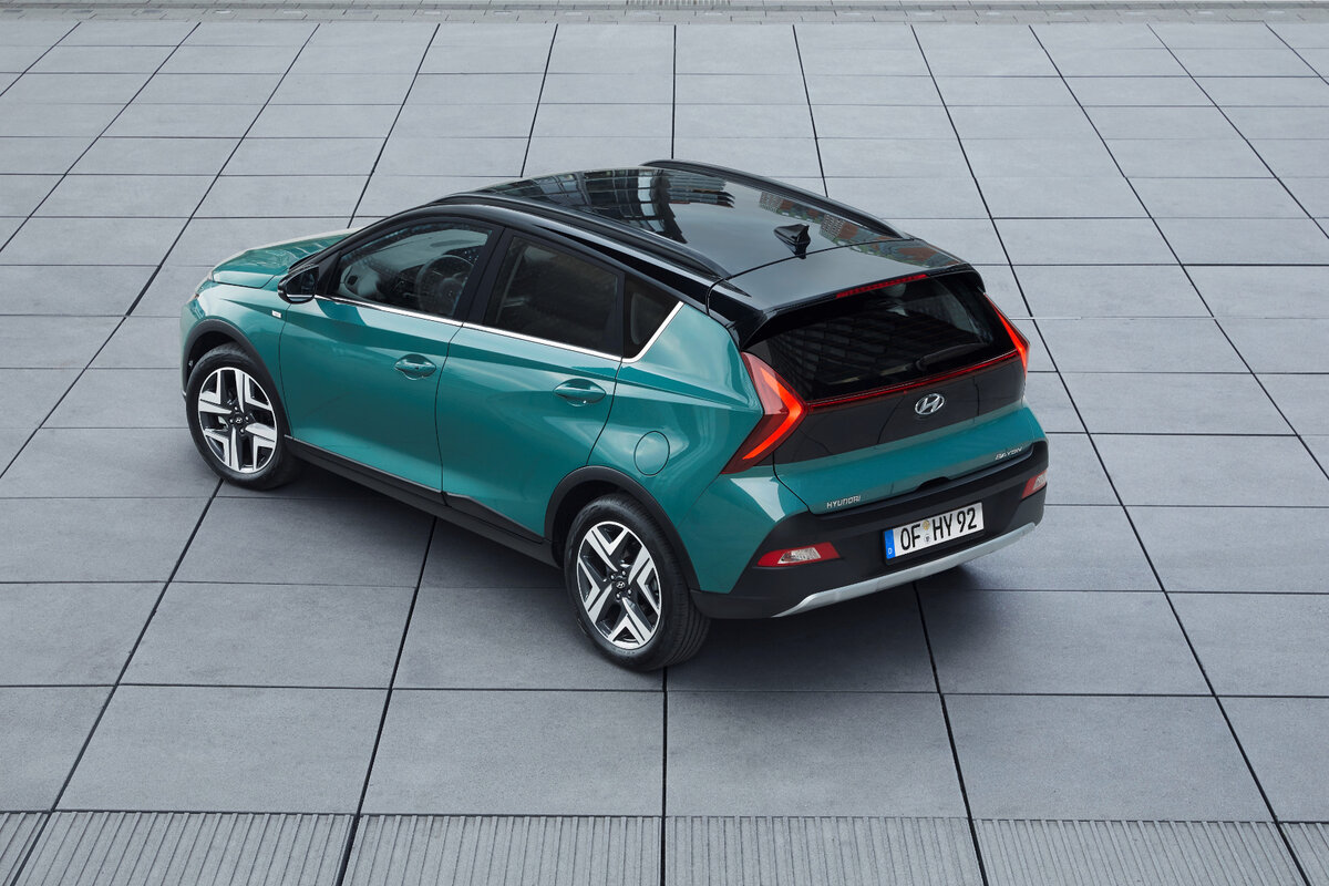 Hyundai Bayon: лишь слегка спадающая к корме крыша не уменьшает просторности в салоне 