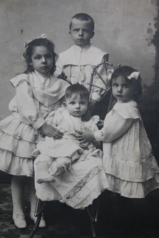 из личного архива. дедушка в центре. из личного архива