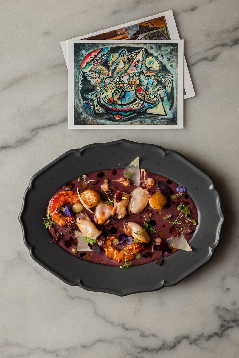 Импровизация из морепродуктов по мотивам картины В.В. Кандинского. «Импровизация 217. Серый овал» из собрания Екатеринбургского музея изобразительных искусств. 