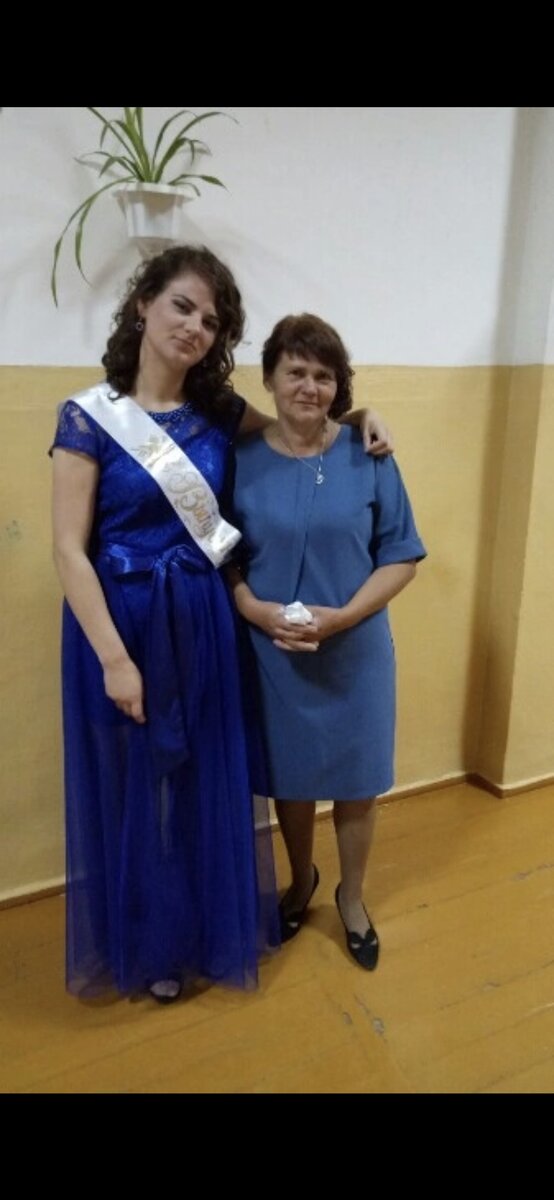 Мама и сестра на выпускном 
