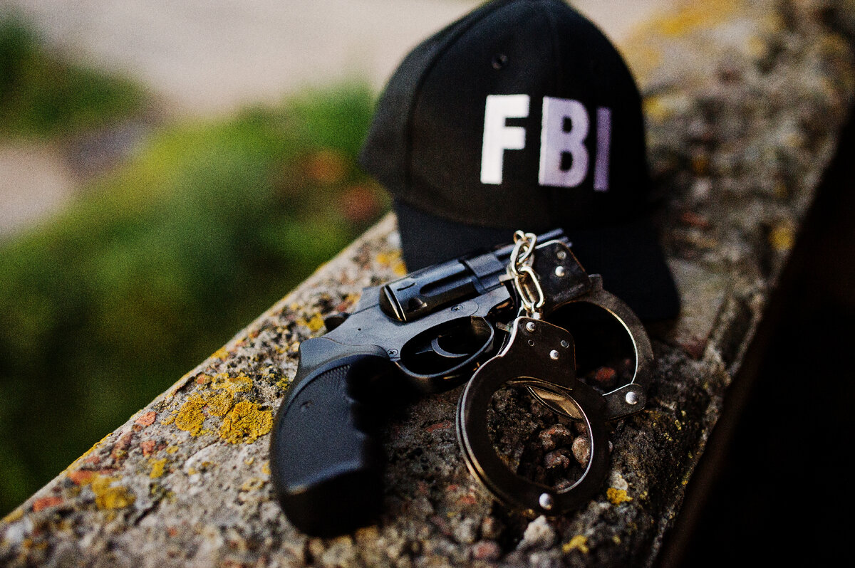https://www.freepik.com/free-photo/fbi-cap-with-revolver-handcuff / Image by ASphotofamily</a> on Freepik