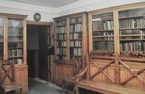 Библиотека Л. Н. Толстого в Ясной Поляне состоит из 22 тысяч книг и номеров журналов на 35 языках