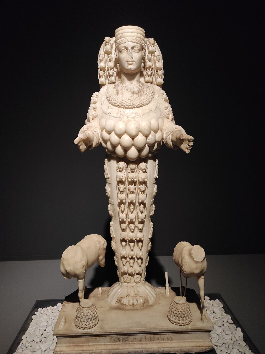 Многогрудая Артемида Эфесская. Археологический музей в городе Сельчук.