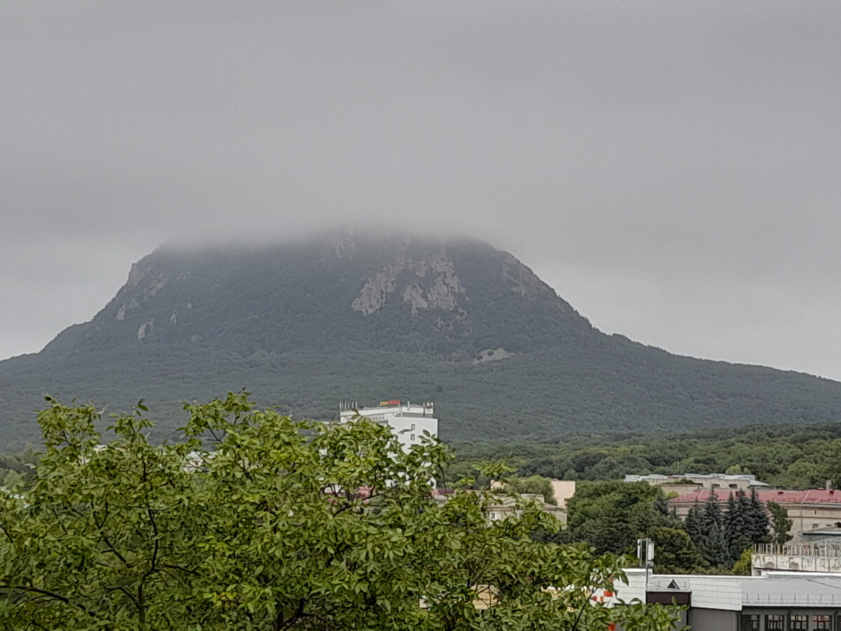 Вершина Развалки окутана туманом