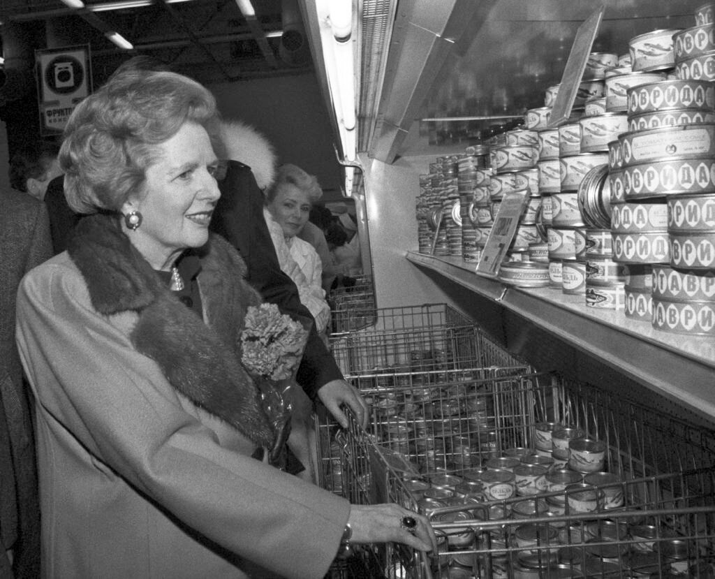 Премьер-министр Великобритании в советском универсаме пытается понять, что означают эти консервы с изображениями рыбок. «Рыбов продаете? Показываю... Красиво!»