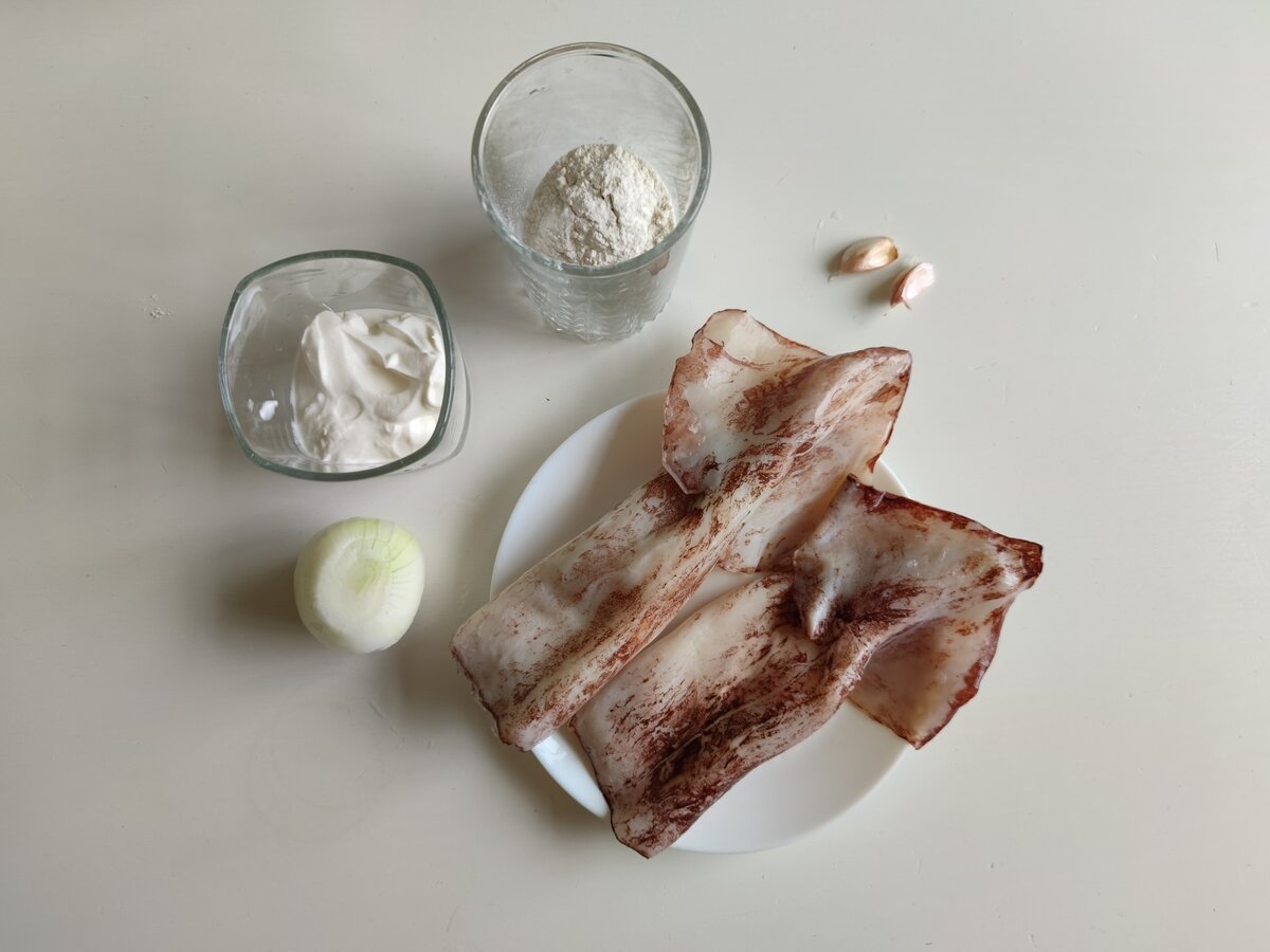 Ингредиенты: кальмары 350 гр, лук 50 гр, чеснок 2 зуб, сметана 60 гр, мука 20 гр, макароны 200 гр, соль по вкусу