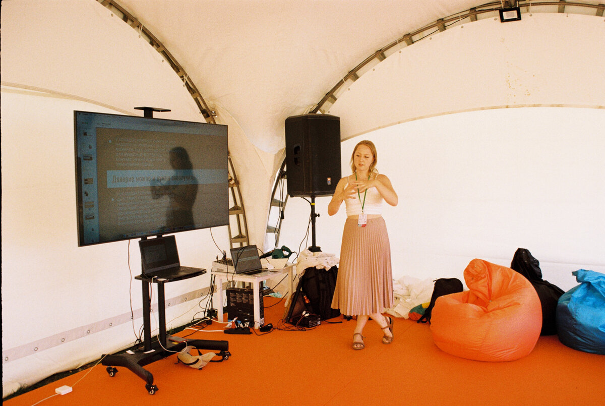 Рассказываю лекцию о доверии между человеком и лошадью, для «Точки блогеров» выделили место в лектории в артзоне.