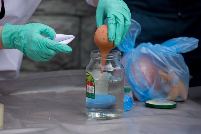 После сбора ртуть необходимо поместить в емкость с холодной водой и плотно закрыть