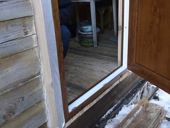 Инструкция и советы по установке входной металлической двери в проем деревянного дома