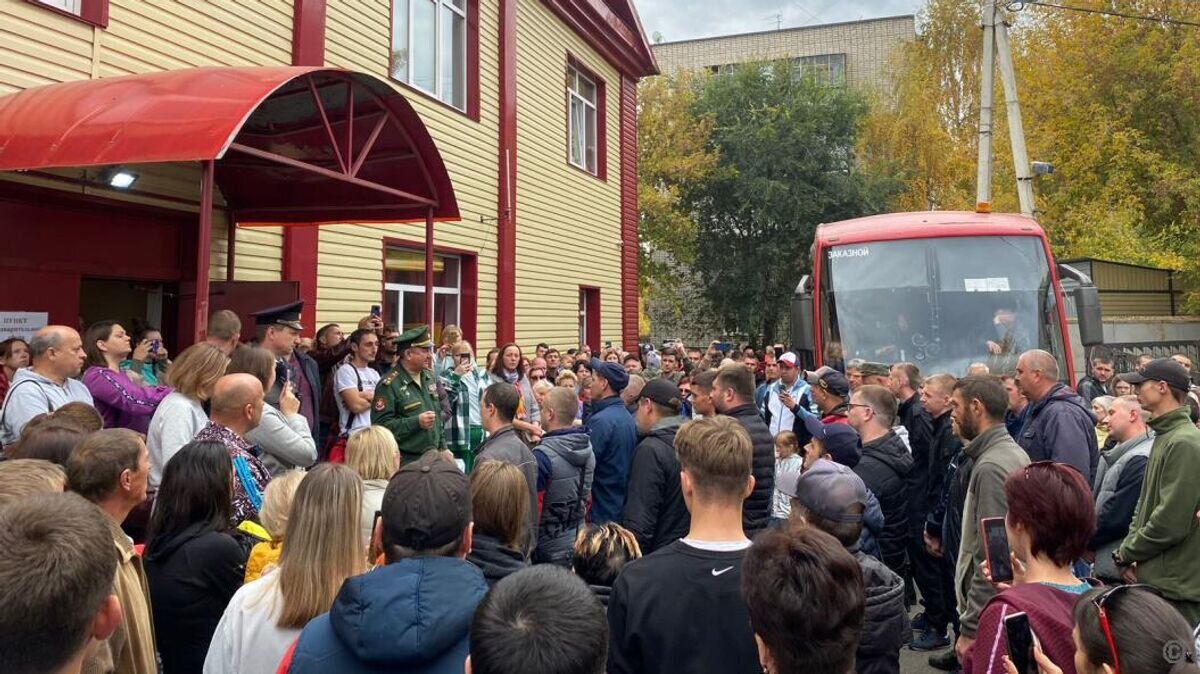    Из сборного пункта в ДК "Октябрьский" в Барнауле отправились первые мобилизованные© Фото пресс-службы администрации города Барнаула