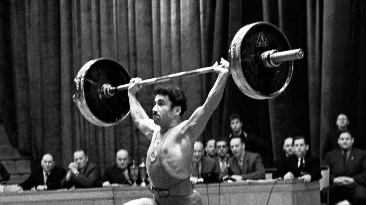    Заслуженный мастер спорта СССР, 11-кратный рекордсмен мира, олимпийский чемпион (1952), двукратный чемпион мира (1954 и 1955), шестикратный чемпион Европы (1950, 1952, 1954-57) и четырехкратный чемпион СССР (1949, 1951, 1954, 1955), тяжелоатлет Рафаэль Аркадьевич Чимишкян.© РИА Новости / Н. Гранов