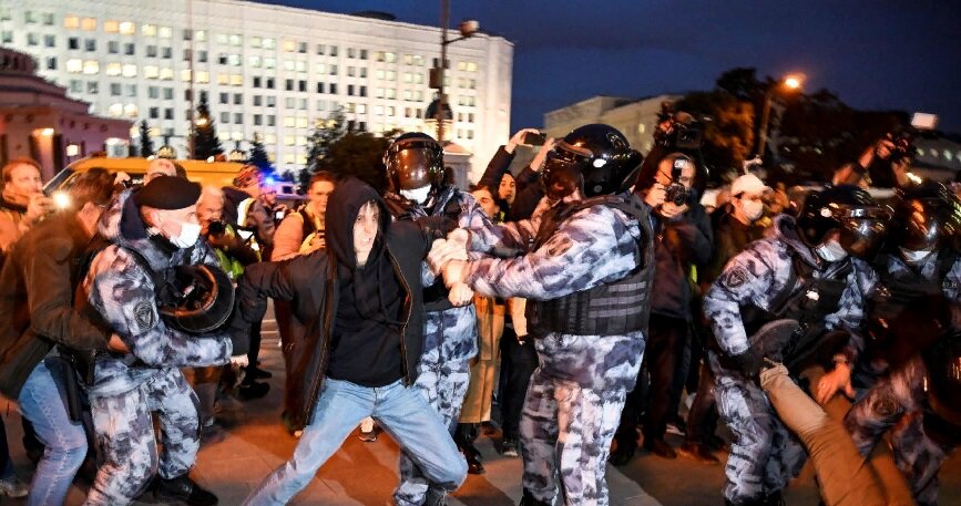 Вряд ли этот парнишка, кричавший "нет войне", читал про "Молодую гвардию". 