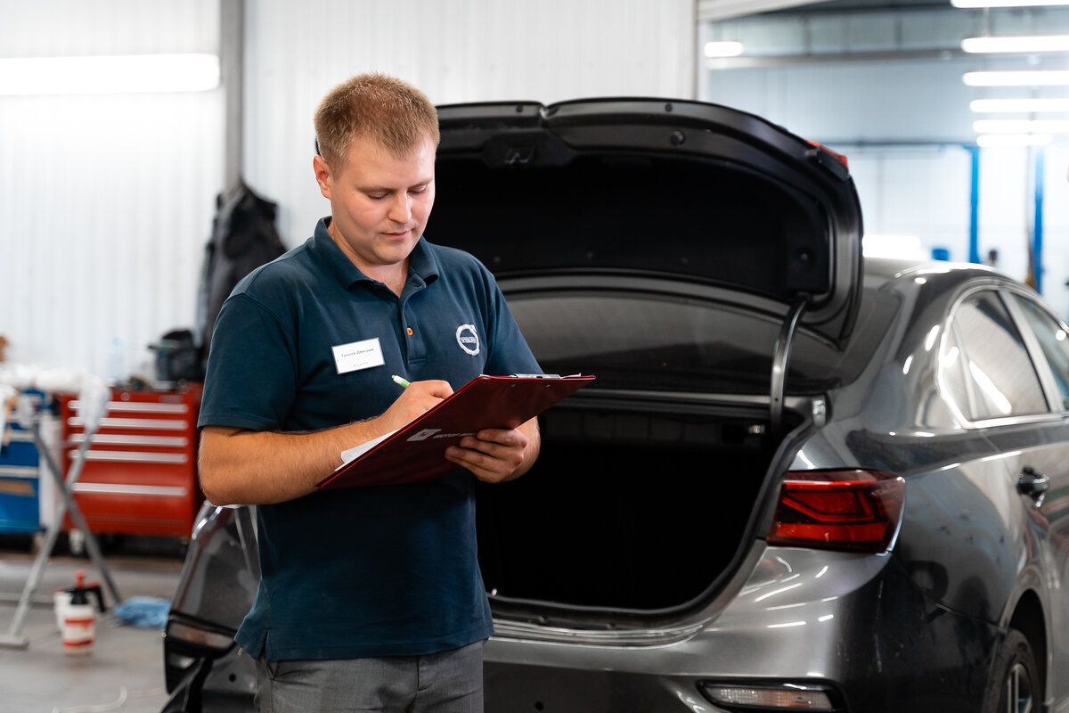 Наш мастер за оценкой повреждений автомобиля