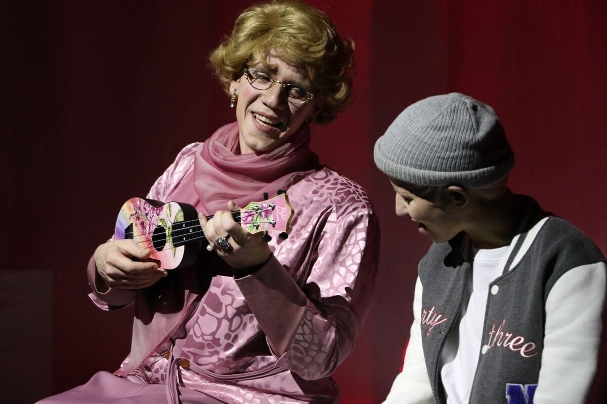 Билеты на субботний спектакль «Оскар и Розовая Дама» были проданы задолго до дня показа. Исключение составили 18 билетов, которые приобрели организаторы фестиваля "Возвращение домой" для осужденных, отбывающих заключение в колонии -поселении №3 Волгограда. 
Показ спектакля для осужденных состоялся в рамках традиционного фестиваля циркового и театрального искусства «Возвращение домой». Вот уже несколько лет мероприятие, посвященное памяти народного артиста СССР Георгия Жженова, проходит в исправительных учреждениях УФСИН России по Волгоградской области. Его цель – дать возможность людям, которые однажды оступились в жизни, встать на путь исправления.
