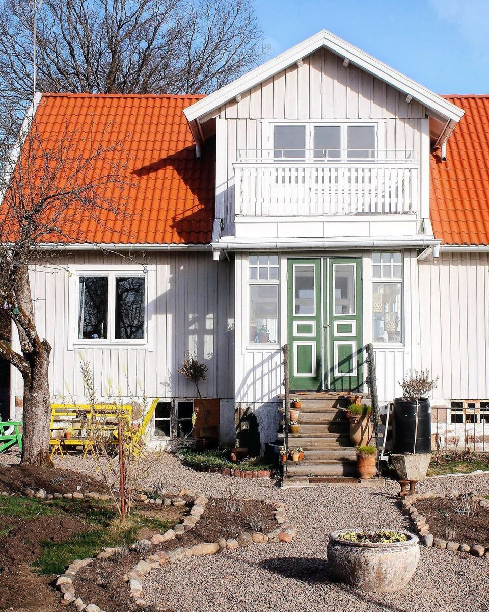 Так этот домик выглядит сегодня. Он находится в крошечной деревне, где постоянно живут чуть больше 400 человек