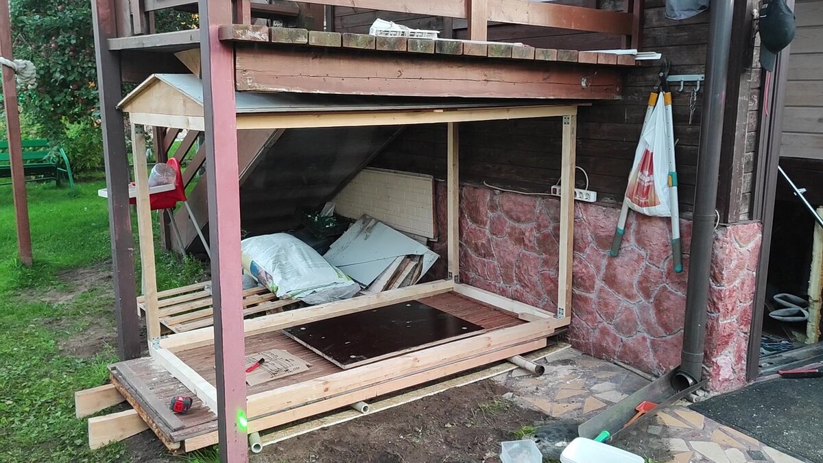 Крупный план каркаса домика для генератора