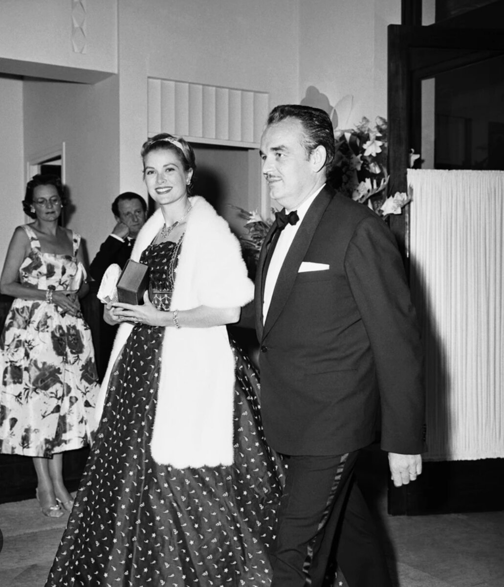 Князь Ренье III и Грейс Келли на Балу Красного Креста в 1957 году