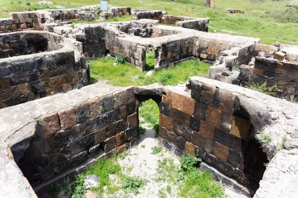 Остатки турецкой бани сельджукской эпохи в Ани, Карс.