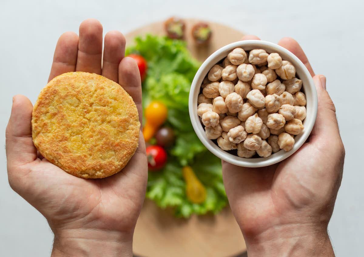 Бобовые часто используются для создания котлет на растительной основе. Shutterstock