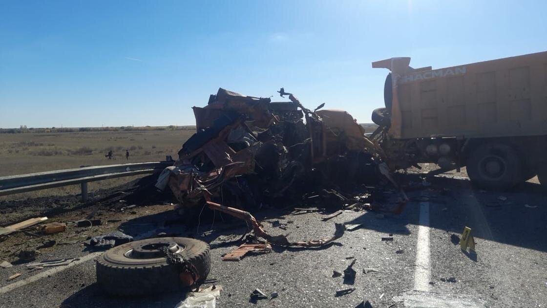    Грузовики столкнулись на трассе в Актюбинской области:t.me/POLICE_of_KZ