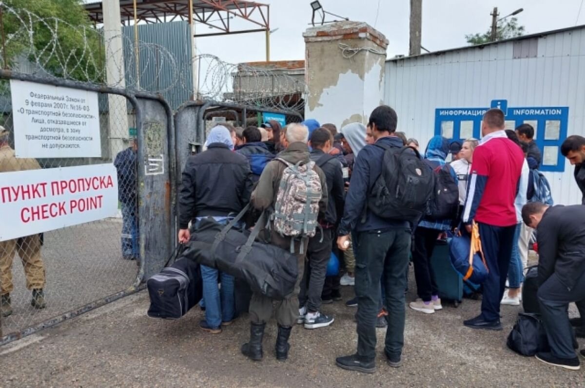    В Керченском проливе приступил к работе третий паром для большегрузов