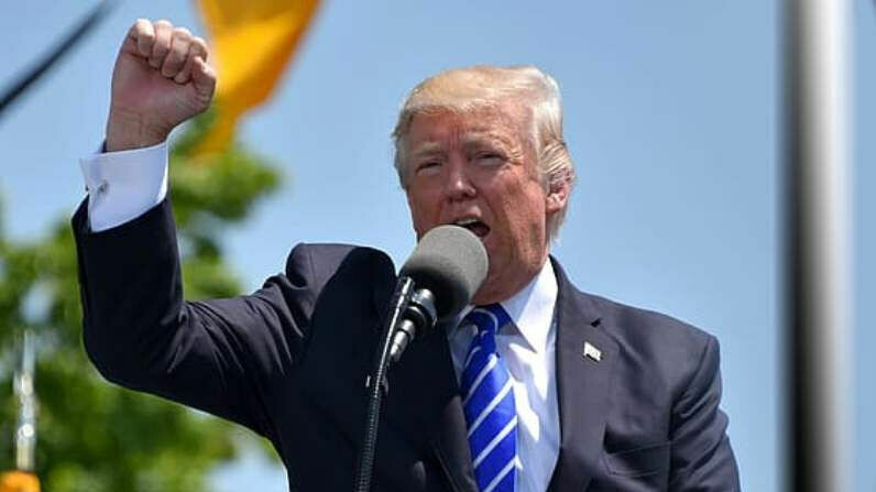     Бывший президент США Дональд Трамп не пришел в Конгресс по повестке для дачи показаний по делу о штурме Капитолия перед спецкомитетом палаты представителей.