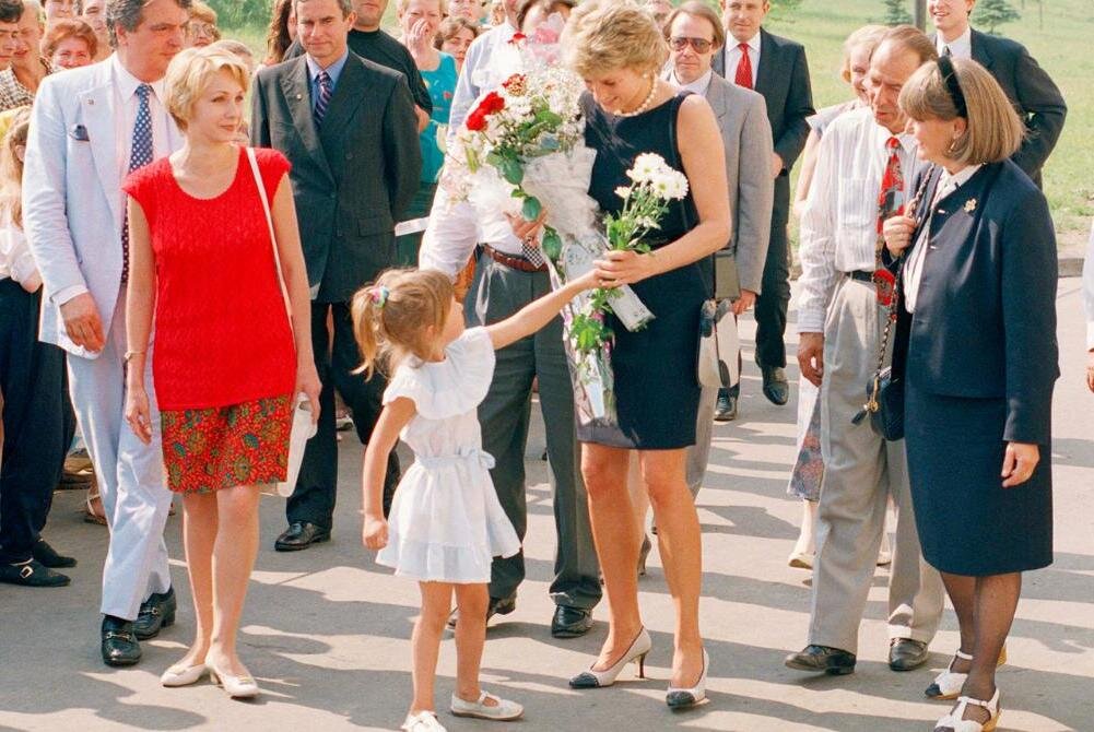 После просмотра балета в Большом театре, принцесса Диана посетила Тушинскую детскую больницу. Фото из открытых источников.