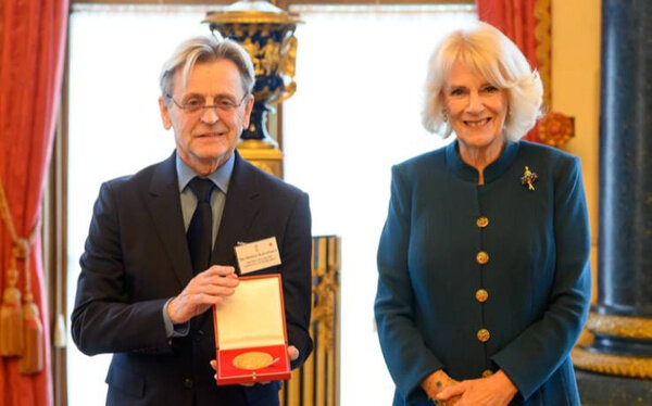 Михаил Барышников и королева-консорт Камилла. Фото © royalacademyofdance.org / David Tett