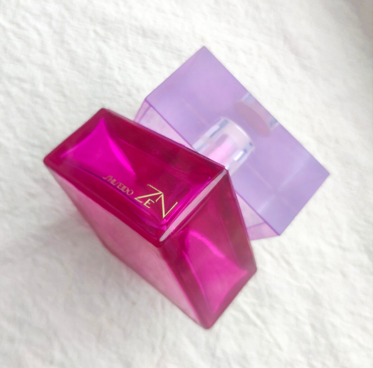 В скляночке больше ничего нет, только от крышечки запах, но я сразу переношусь в 2011. Жаль, что этот прекрасный фланкер Shiseido Zen больше не выпускают, хотя кое-где найти ещё можно