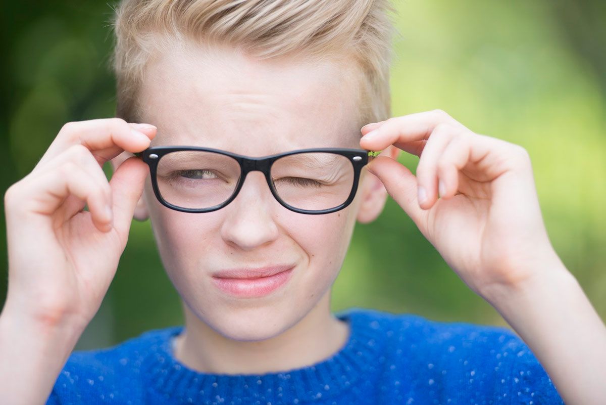 Влияет ли на зрение длинная челка у детей